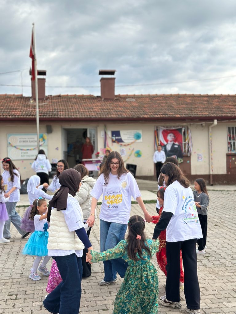 Kütahya'da 200 Çocuğun Yüzü "Bayram Havası" ile Güldü